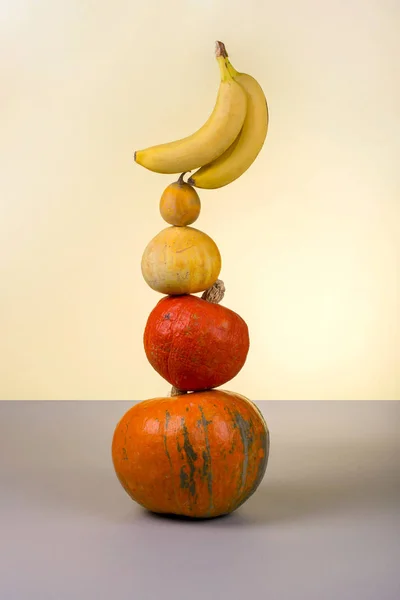 Stilleven Met Vier Pompoenen Bananen Tafel — Stockfoto