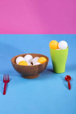 Bir vazo ve renkli topları ile bir cam ile natürmort