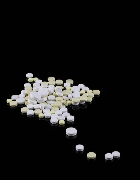 Rozptýlené Kulaté Léčivé Tablety Černém Pozadí — Stock fotografie