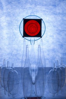 Mavi arkaplanda saydam nesneler olan soyut natürmort