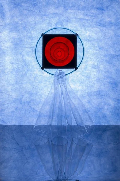 アブストラクト青の背景に透明体を持つ静物 — ストック写真