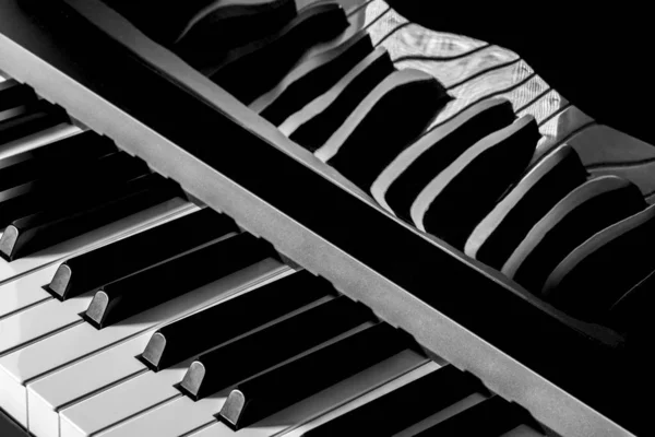 Fragmento Teclado Piano Electrónico Con Reflexión — Foto de Stock