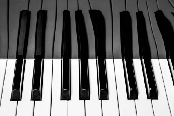 反射を伴う電子ピアノキーボードの破片 — ストック写真