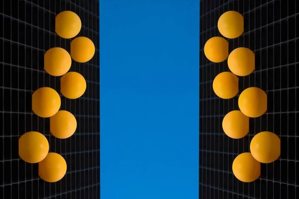 青い背景にオレンジ色のボールと抽象的なコラージュ — ストック写真