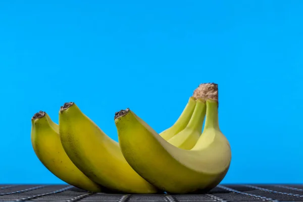 Figur Der Gelben Reifen Bananen Auf Blauem Hintergrund — Stockfoto