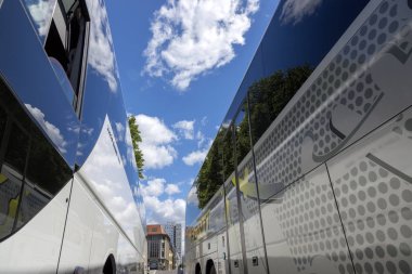 Berlin, Almanya - 01 Temmuz 2018: Berlin sokaklarında gezi otobüsleri.