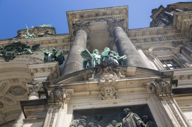 Berlin, Almanya - 01 Temmuz 2018: Binanın cephesi Berlin Katedrali, alt görünüm