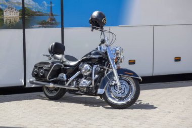 Berlin, Almanya - 01 Temmuz 2018: Otobüsün arka planında turist motosikleti