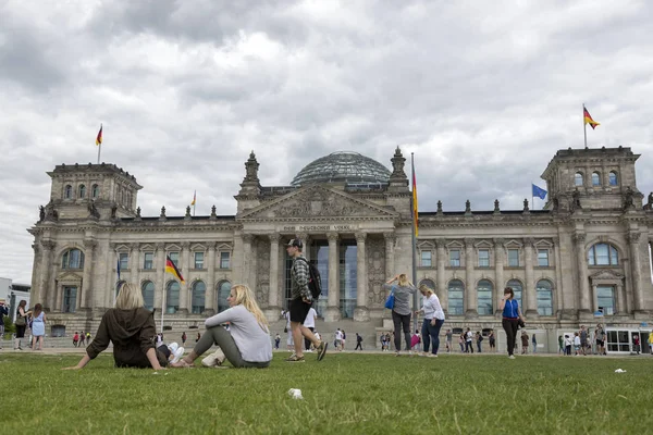 Berlino Germania Luglio 2018 Gli Studenti Riposano Sulla Piazza Antistante — Foto Stock