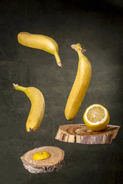 Surreales Stillleben Mit Bananen Und Zitrone Der Luft — Stockfoto