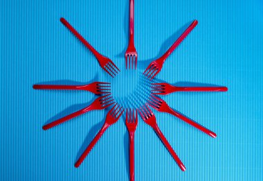 Mavi arka plan üzerinde kırmızı çatal figürü.