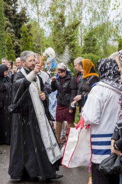 Dnepr, Ukrayna - 28 Nisan 2019: Paskalya bayramı nda kilisenin cemaatinin kutsanmış su serpinti ayini