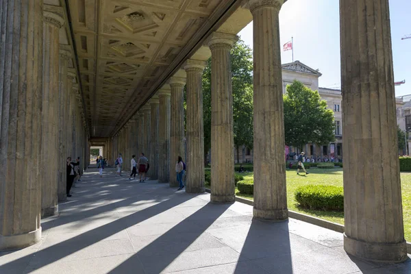 2018年7月01日 柱廊庭院在阿尔特 Nationalgalerie 的入口前面 老国家画廊 在柏林 — 图库照片