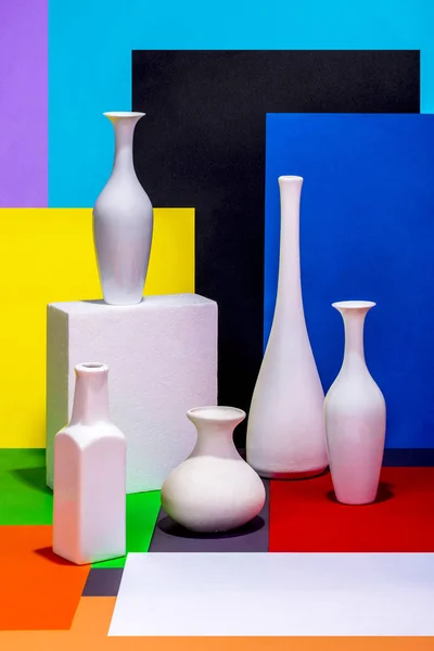 Stillleben Mit Weißen Vasen Auf Abstraktem Hintergrund — Stockfoto