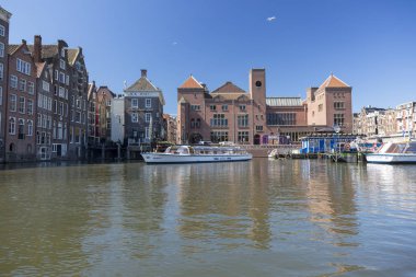Amsterdam, Hollanda - 2 Temmuz 2018: Amsterdam merkezindeki Damrak Caddesi 'ndeki Berlage Exchange Binası