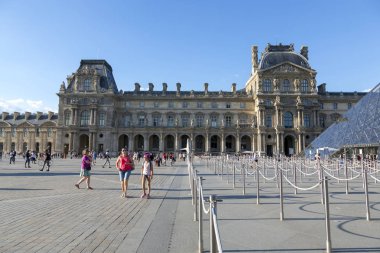 Paris, Fransa - 4 Temmuz 2018: Paris 'te Louvre Piramidinin önündeki meydanın görüntüsü.