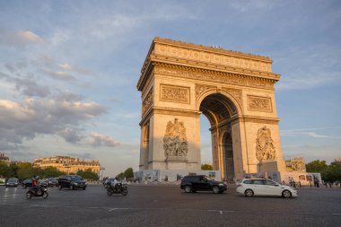 Paris, Fransa - 4 Temmuz 2018: Akşam güneşinde Zafer Takı 'nın görüntüsü