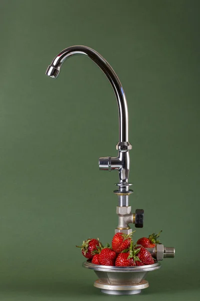 Nature Morte Avec Robinet Eau Fraise Mûre — Photo