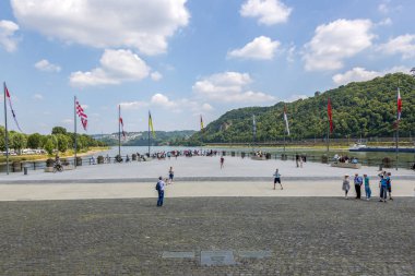 Koblenz, Almanya - 07 Temmuz 2018: Moselle 'in Ren Nehri' ne aktığı Alman Köşesi