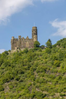 Wellmich, Almanya - 07 Temmuz 2018 Ren nehrinin kıyısındaki antik Fare Şatosu