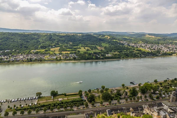 Braubach, Tyskland - 07 juli 2018: Utsikt över Rhendalen från fästningen av Marksburg — Stockfoto