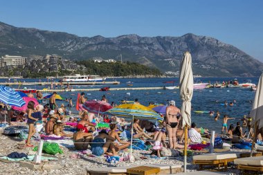 Budva, Karadağ - 02 Ağustos 2017: Karadağ'ın Budva şehrinde insanlar sahilde dinleniyor