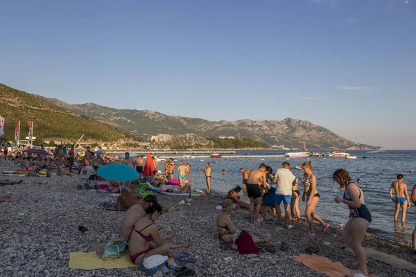 Budva Montenegro Augustus 2017 Mensen Rusten Het Strand Stad Budva — Stockfoto