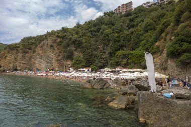 Budva, Karadağ - 03 Ağustos 2017: Karadağ'ın Budva deniz kıyısındaki Mogren Plajı