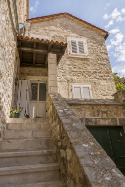 Budva, Karadağ - 03 Ağustos 2017: Eski kentte merdivenli eski bir binanın parçası