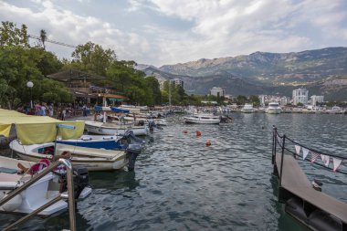 Budva, Karadağ - 03 Ağustos 2017: Budva seddindeki tekne ve yatlardan oluşan Jetty