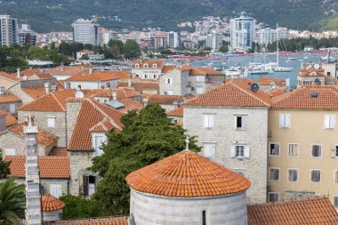 Budva, Karadağ - 03 Ağustos 2017: Antik kale Kalesi'nin gözlem güvertesinden şehrin görünümü