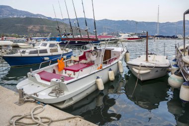 Budva, Karadağ - 03 Ağustos 2017: Budva seddindeki tekne ve yatlardan oluşan Jetty