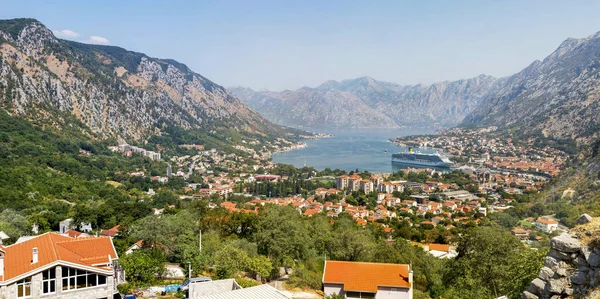 Kotor, Montenegro-augustus 04, 2017: uitzicht op de baai van Kotor en de c — Stockfoto