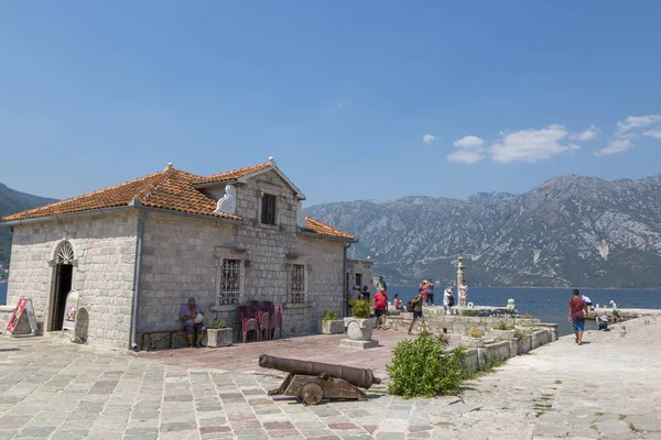 Perast Montenegro Agosto 2017 Turistas Isla Gospa Shkrpjela Bahía Kotor — Foto de Stock