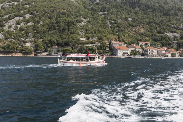 Perast Montenegró Augusztus 2017 Sétahajó Turisták Háttérben Város Perast — Stock Fotó