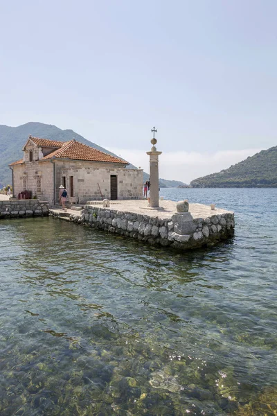 Perast Montenegró Augusztus 2017 Gospa Shkrpjela Sziget Kotori Öbölben — Stock Fotó