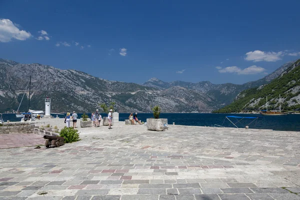 Perast Montenegro Augustus 2017 Toeristen Het Eiland Gospa Shkrpjela Baai — Stockfoto