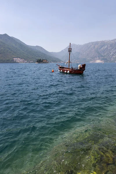 Zeegezicht Met Een Boot Eilanden Boka Baai Van Kotor Montenegro — Stockfoto