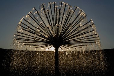 Batan güneşin ışınlarında top şeklinde çeşme