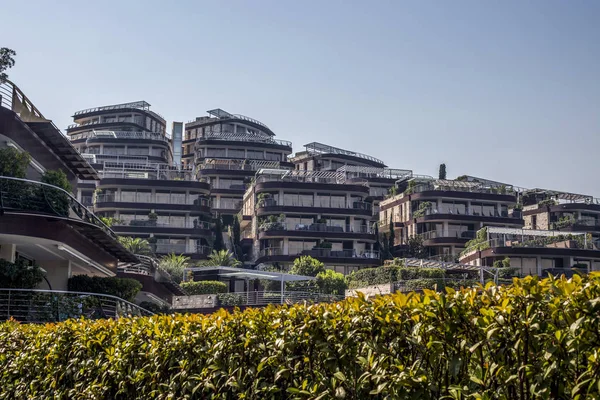 Budva sahilindeotel kompleksinin görünümü