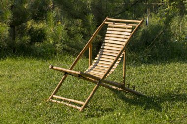 Yeşil bir çim üzerinde bambu yapılmış şezlong