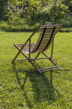 Yeşil bir çim üzerinde bambu yapılmış şezlong