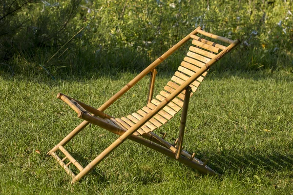 Cadeira Salão Feita Bambu Gramado Verde — Fotografia de Stock
