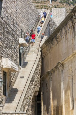 Dubrovnik, Hırvatistan-06 Ağustos 2017: Dubrovnik kale duvara tırmanış için merdiven