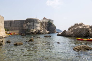 Dubrovnik, Hırvatistan - 06 Ağustos 2017: Kale duvarları eski şehrin