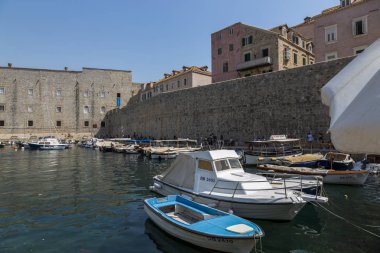 Dubrovnik, Hırvatistan - 06 Ağustos 2017: Kıyı şeridi eski şehir görünümünü