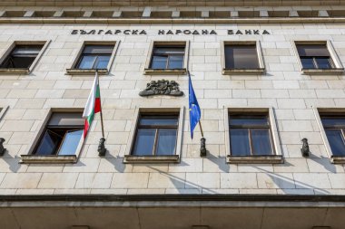 Sofya, Bulgaristan - 09 Ağustos 2017: Bulgaristan Ulusal Bankası binasının cephesinde bayraklar