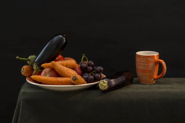 Натюрморт Овощами Тарелке Оранжевой Чашкой — стоковое фото