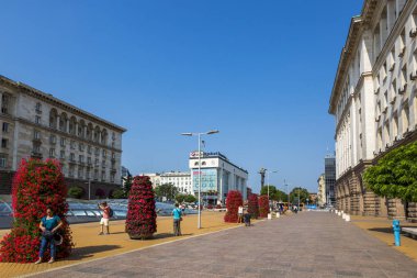 Sofya, Bulgaristan - 09 Ağustos 2017: Sofya 'daki Bağımsızlık Meydanı' ndaki Turistler