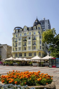 Sofya, Bulgaristan - 09 Ağustos 2017: Sofya şehir merkezinde çiçekli güzel bir ev